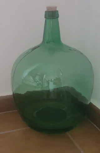 Damajuana con cesta protectora