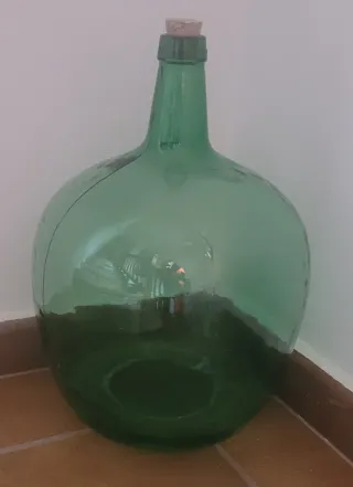 Damajuana con cesta protectora