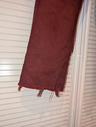 Pantalón vaquero Zara burdeos