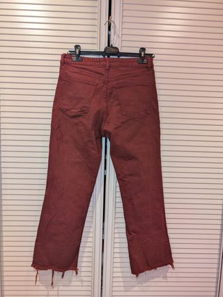 Pantalón vaquero Zara burdeos