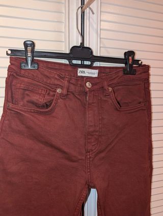 Pantalón vaquero Zara burdeos
