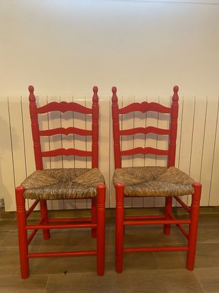 Juego de 2 sillas rojas con asiento de mimbre