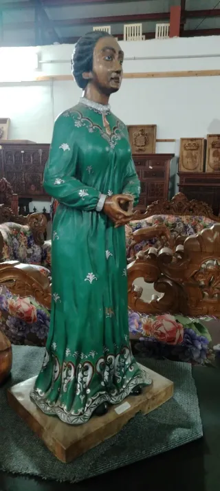 Figura mujer vestido verde