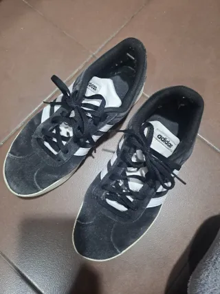 Zapatillas Adidas Negras y Blancas