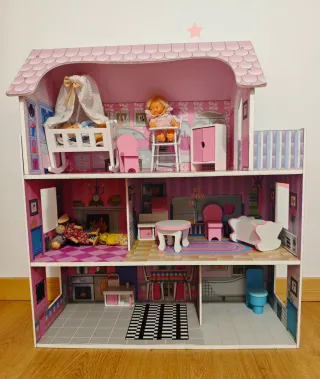 Casa de muñecas rosa con muebles