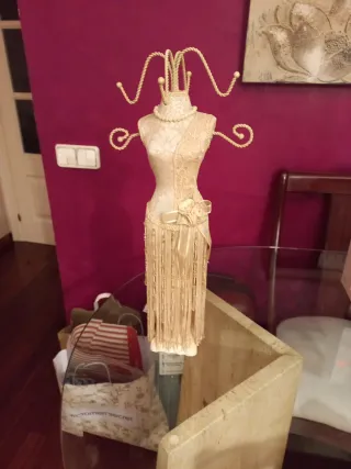 Porta joyas beige y dorado.