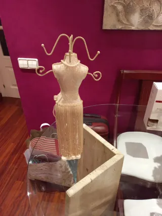 Porta joyas beige y dorado.