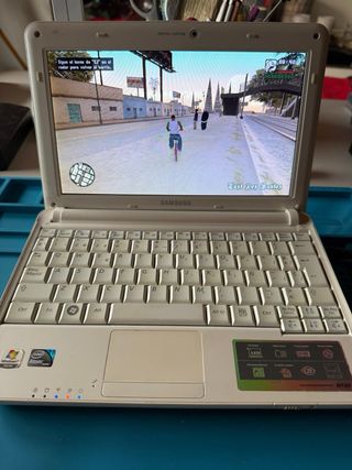 Mini Portátil Samsung 2GB RAM Blanco