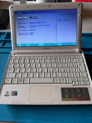 Mini Portátil Samsung 2GB RAM Blanco