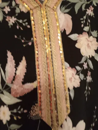 Gandora floral con detalles dorados