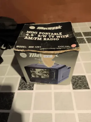 Mini TV Portátil Maxmusic 4.5 B/W AM/FM