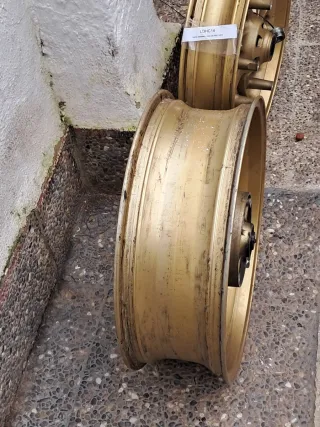 Llantas de moto doradas