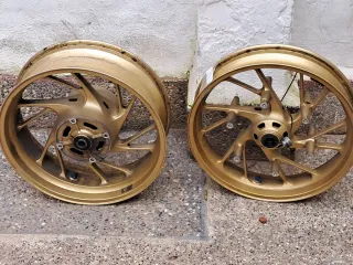 Llantas de moto doradas