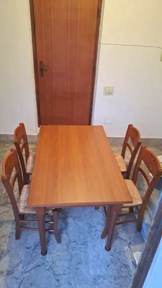 Tavolo in ciliegio con 4 sedie impagliate