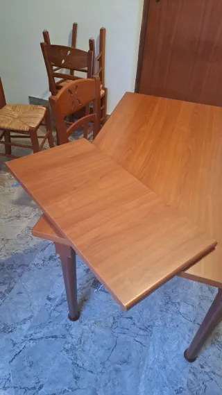 Tavolo in ciliegio con 4 sedie impagliate