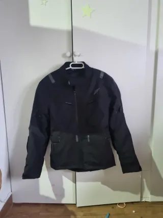 Chaqueta de moto negra con proteccion