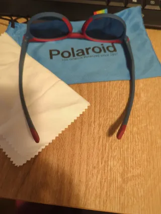 Gafas de sol infantiles Polaroid azules y rojas