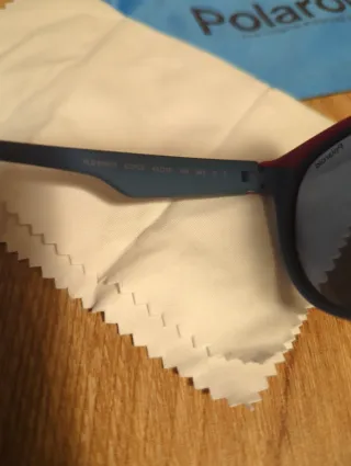 Gafas de sol infantiles Polaroid azules y rojas