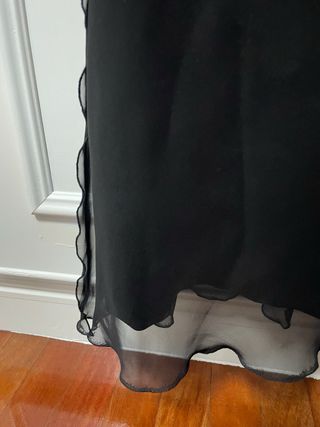 Vestido negro fiesta con flores en el tirante.