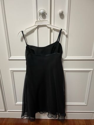 Vestido negro fiesta con flores en el tirante.