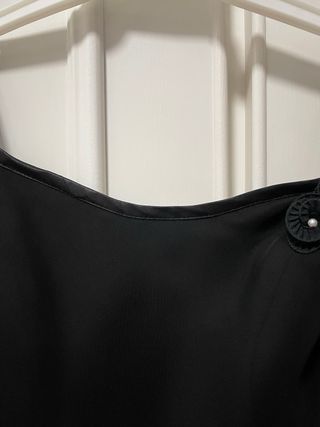 Vestido negro fiesta con flores en el tirante.