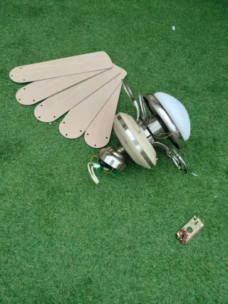 Ventilador de techo beige y plateado