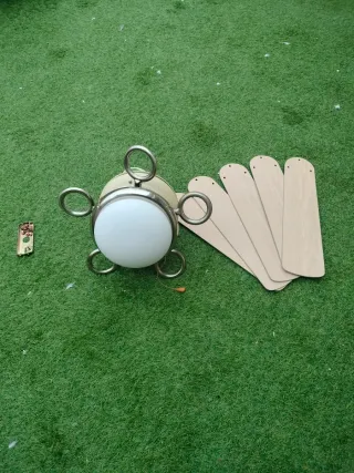 Ventilador de techo beige y plateado