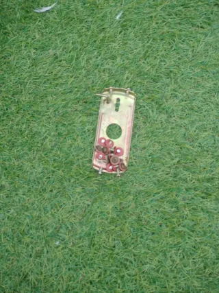 Ventilador de techo beige y plateado