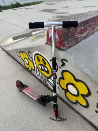 Patinete infantil negro y rojo con LUZ neón roja