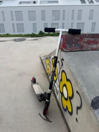 Patinete infantil negro y rojo con LUZ neón roja