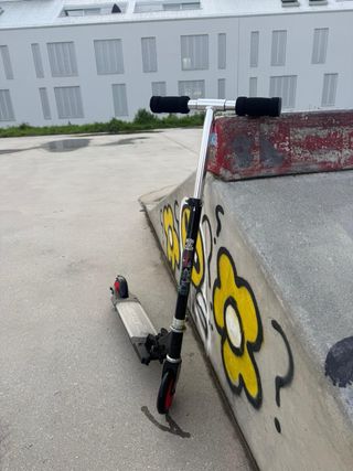 Patinete infantil negro y rojo con LUZ neón roja