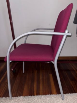 Silla tapizada morada y plateada