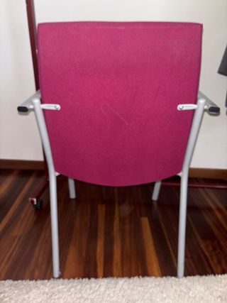 Silla tapizada morada y plateada