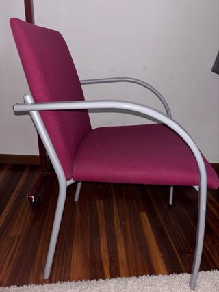 Silla tapizada morada y plateada