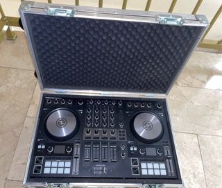 Controladora DJ Traktor S4 MK3 + Flight Case