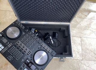 Controladora DJ Traktor S4 MK3 + Flight Case
