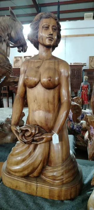 Figura de madera mujer con paño