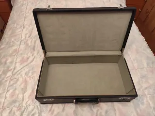 Maletín negro con combinación