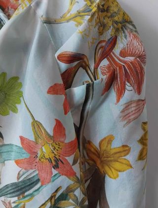 Camisola seda flores tonos primaverales