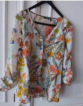 Camisola seda flores tonos primaverales