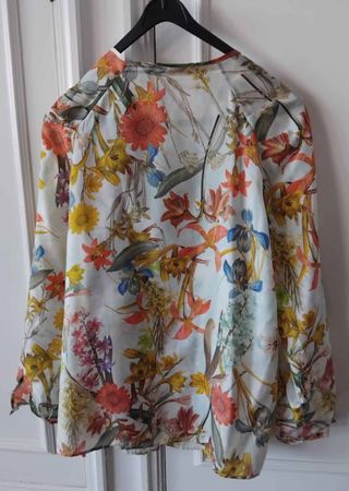 Camisola seda flores tonos primaverales