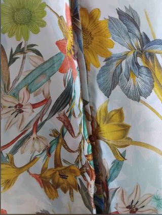 Camisola seda flores tonos primaverales