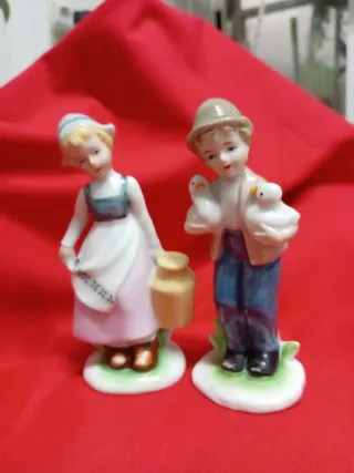 Pareja de figuras de porcelana