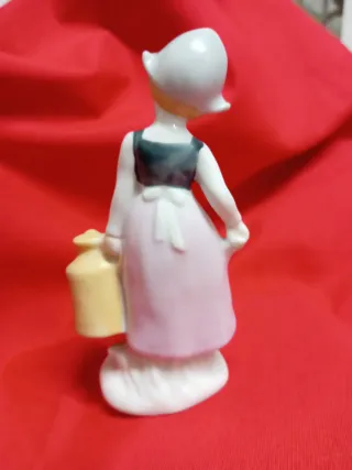 Pareja de figuras de porcelana