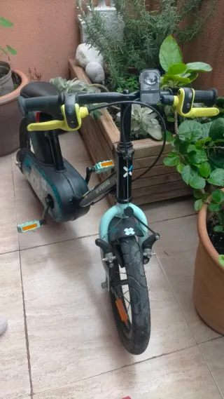 Bicicleta infantil B-Twin. Tiene también ruedines