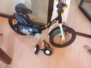 Bicicleta infantil B-Twin. Tiene también ruedines
