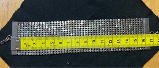 Pulsera plateada de eslabones