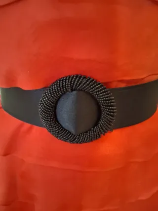 Vestido rojo de fiesta con volantes