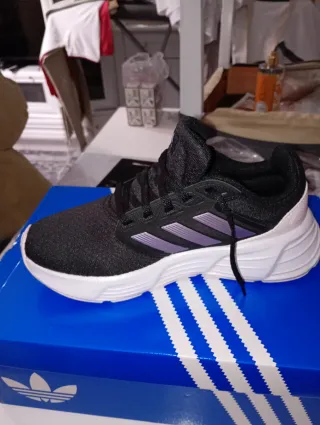 Zapatillas Adidas Negras y Moradas