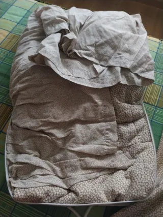 Edredón floral en funda transparente